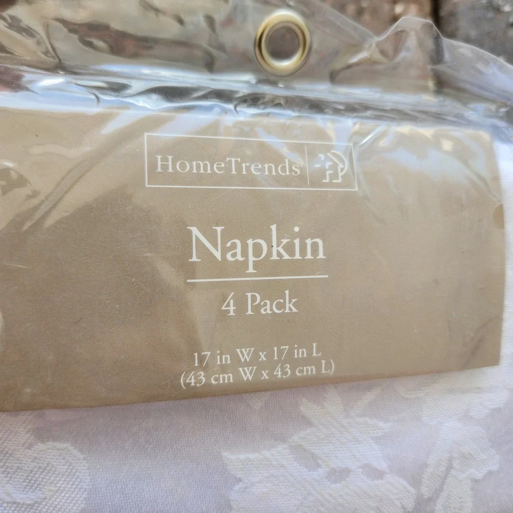 HomeTrends Jadour Arctic White Damask Floral Napkins 4 Pack 17x17in Cotton Blend